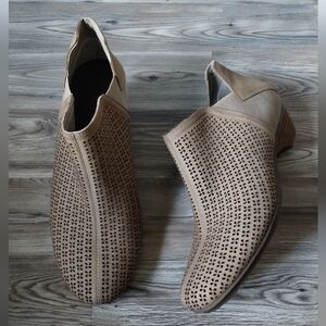 Abeo Women's Nevis Tan Perforated Leather Ankle Boots Women's Size 8.5 Narrow